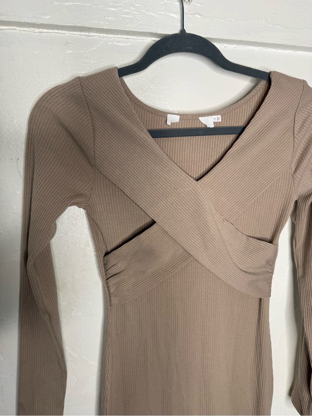 ASTR Long Sleeve V-Back Ribbed Midi Dress in Light Beige NEW Size Small Cross - Picture 8 of 10